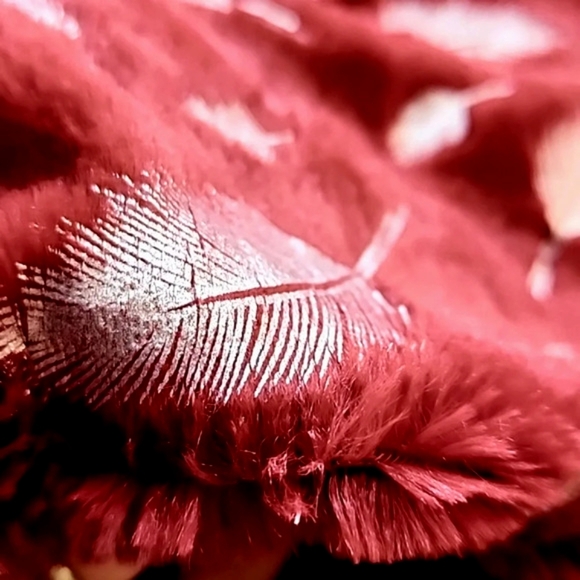 ⭐️3/ $30⭐️ Luxuriously Plush Infinity Scarf Burgundy Silver Feathers Super Soft - Picture 3 of 8